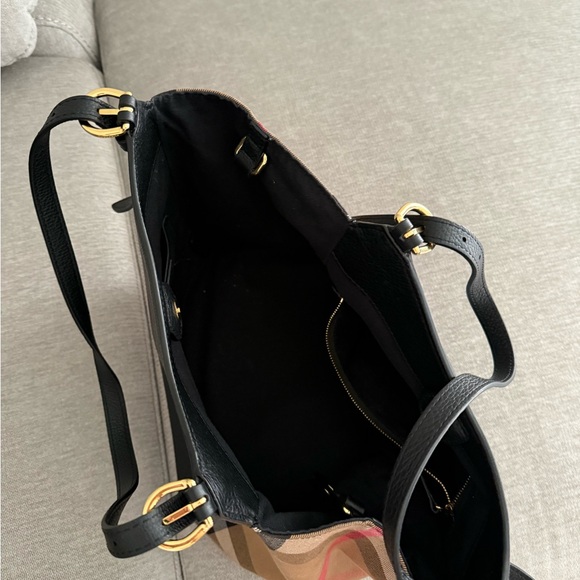 Burberry Black Leather Women's Bag - Satchel Bucket Bag - Picture 7 of 15